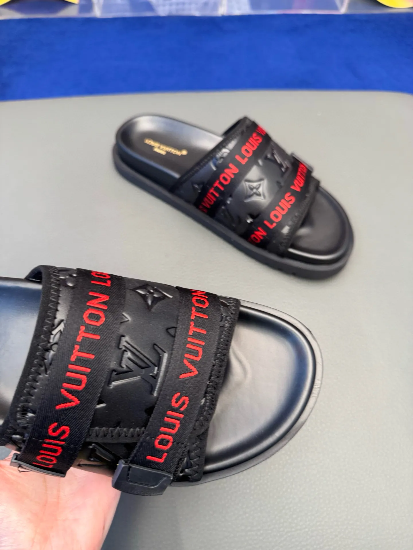 [L Home] P: 340💰Size: 38-45 Top purchasing lv men's summer slippers, classic presbyopia with soft real leather lining, unique color splicing effect, distinctive personality, fashionable and trendy essential style, light and comfortable. Lightweight and tough rubber insole, micro ridged foam outsole, super comfortable!